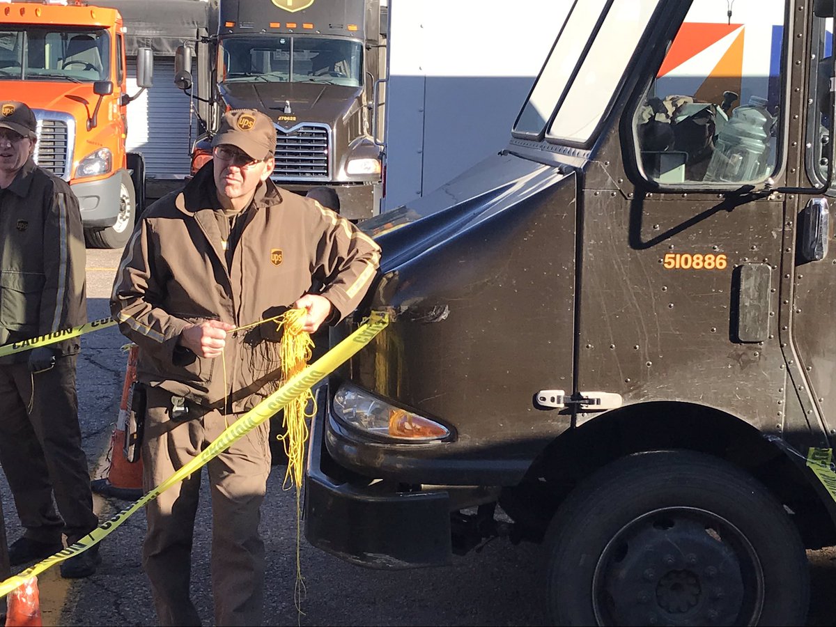 SchmitSeth's tweet photo. Pikes Peak demonstrating leaving 4 feet of space on all sides and handing out 4 foot string for the drivers to take as a reminder.  Good engaging activity Pikes Peak! #CaughtSafely @DesertMTUPSers @WadeLeier5 @DarrenMooreDM @kennethcherry26 https://t.co/FUON5mpyvi