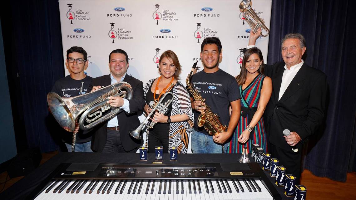 Elshowdelao's tweet photo. Olga Tañón hace importante donación a escuela de Hialeah https://t.co/MFL7UBTa1k https://t.co/8lhbxbkd95