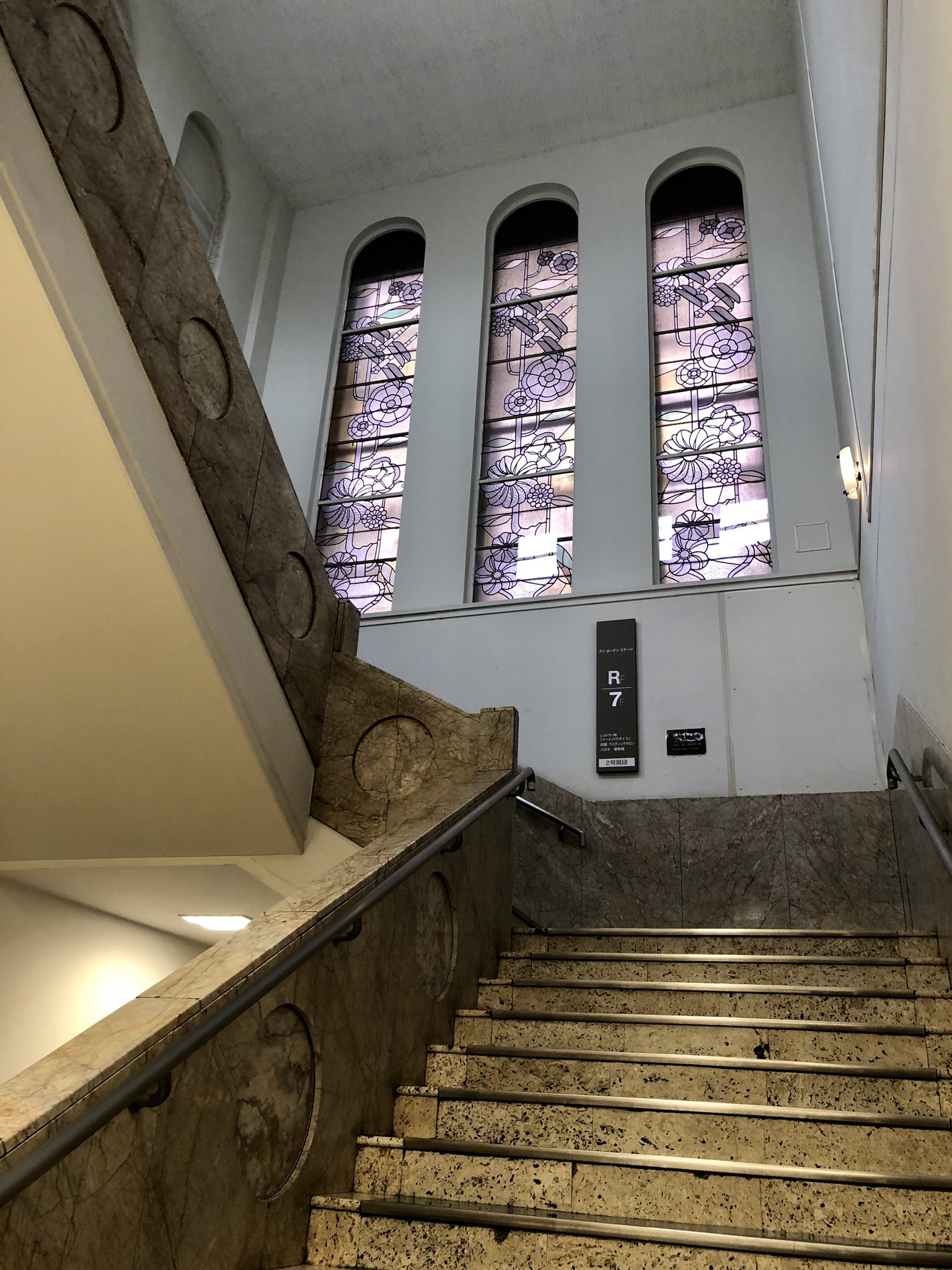 かげやん 伊勢丹新宿店 宇野澤辰雄のステンドグラスを見に 経費の面で色ガラスが使えず いろんな種類の型板ガラスが使われているとのこと それが思わぬ効果を生み出してるように思える 淡い紫色が印象的で 静謐という言葉が真っ先に浮かんだ そして かげやん 伊勢丹新宿店 宇野澤辰雄のステンドグラスを見に 経費の面で色ガラスが使えず いろんな種類の型板ガラスが使われているとのこと それが思わぬ効果を生み出してるように思える 淡い紫色が印象的で 静謐という言葉が真っ先に浮かんだ そして