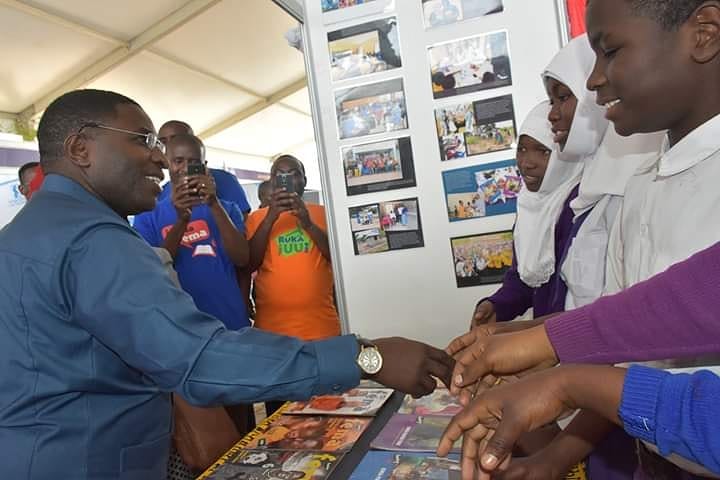 FeminaHip's tweet photo. Mgeni Rasmi siku ya leo alikuwa ni Waziri wa Nishati, Dkt. Medard Kalemani. Hapa akipata maelezo kutoka kwa Fema Clubbers wa Mlimwa Secondary na Itega Secondary. #DodomaFemaClubsNetwork #CSOWeek2018 #WikiYaAzaki2018 https://t.co/Kr6eNQijgS