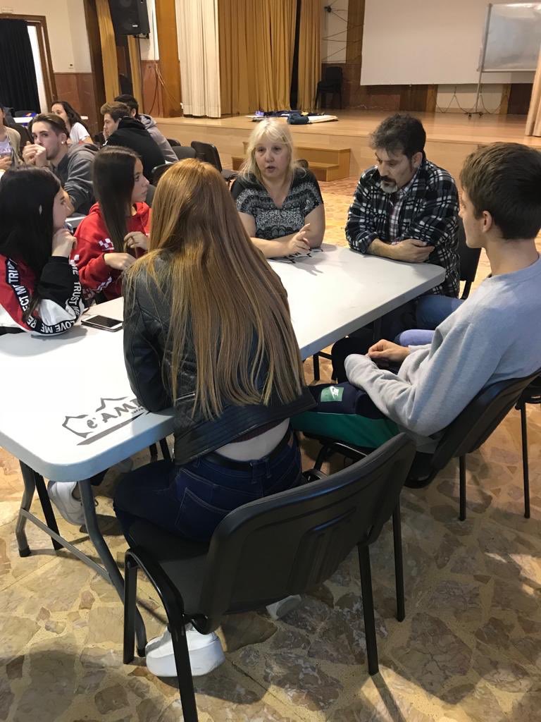 SalesiansMAT's tweet photo. Contacte directe amb els usuaris d’un recurs, l’altre meitat de 1r de BAT: trobada-col·loqui amb els participants al grup de Teatre Social Andana  #SeminarisDeReligió Eduquem persones #obertes #solidàries #compromeses #PerfilDeSortida https://t.co/SUdB3AAyw8