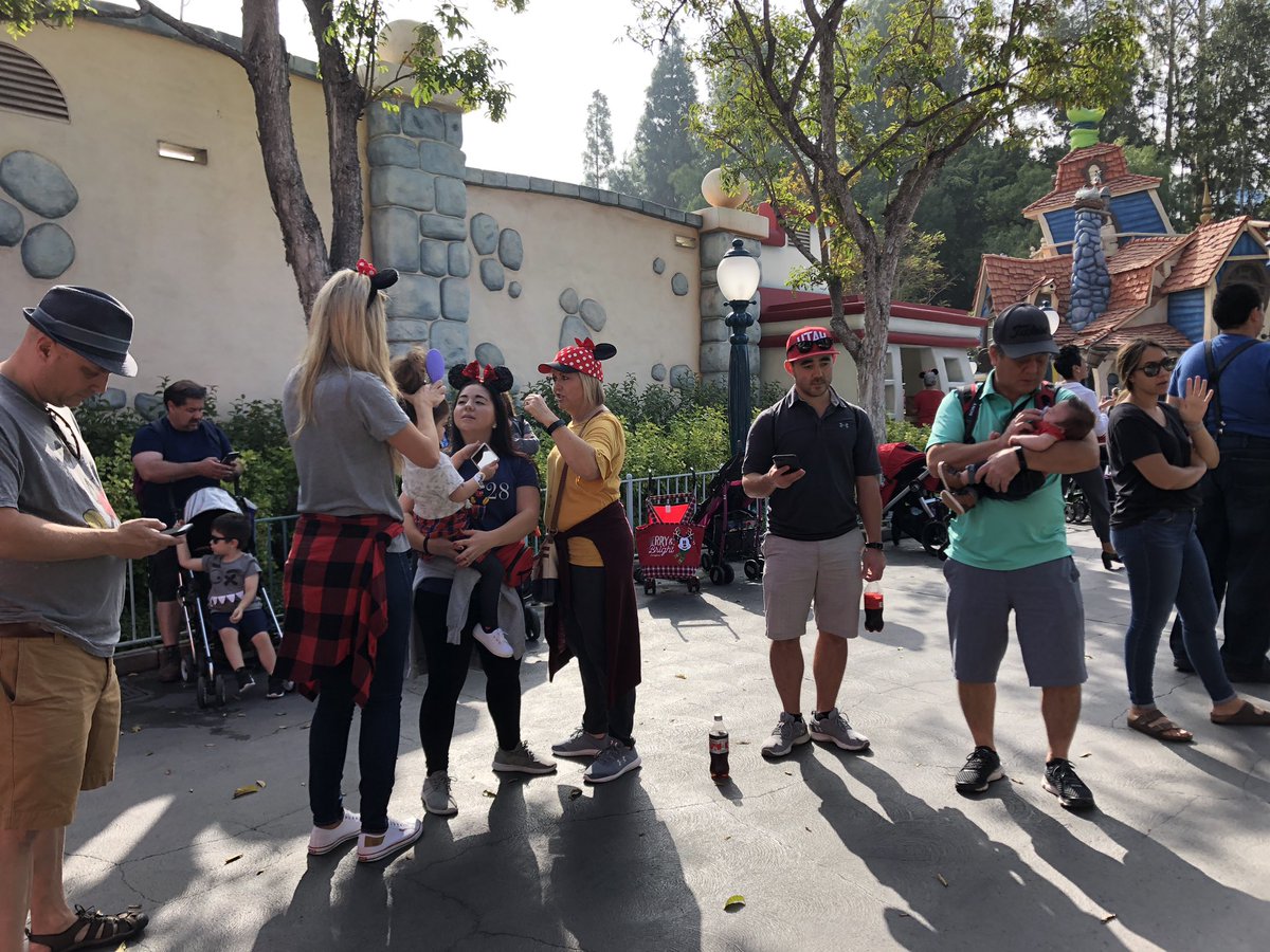 CaseySato3's tweet photo. Don’t let the fake news fool you. This is what Disneyland is like. #lines4days https://t.co/bodmCzdI1d