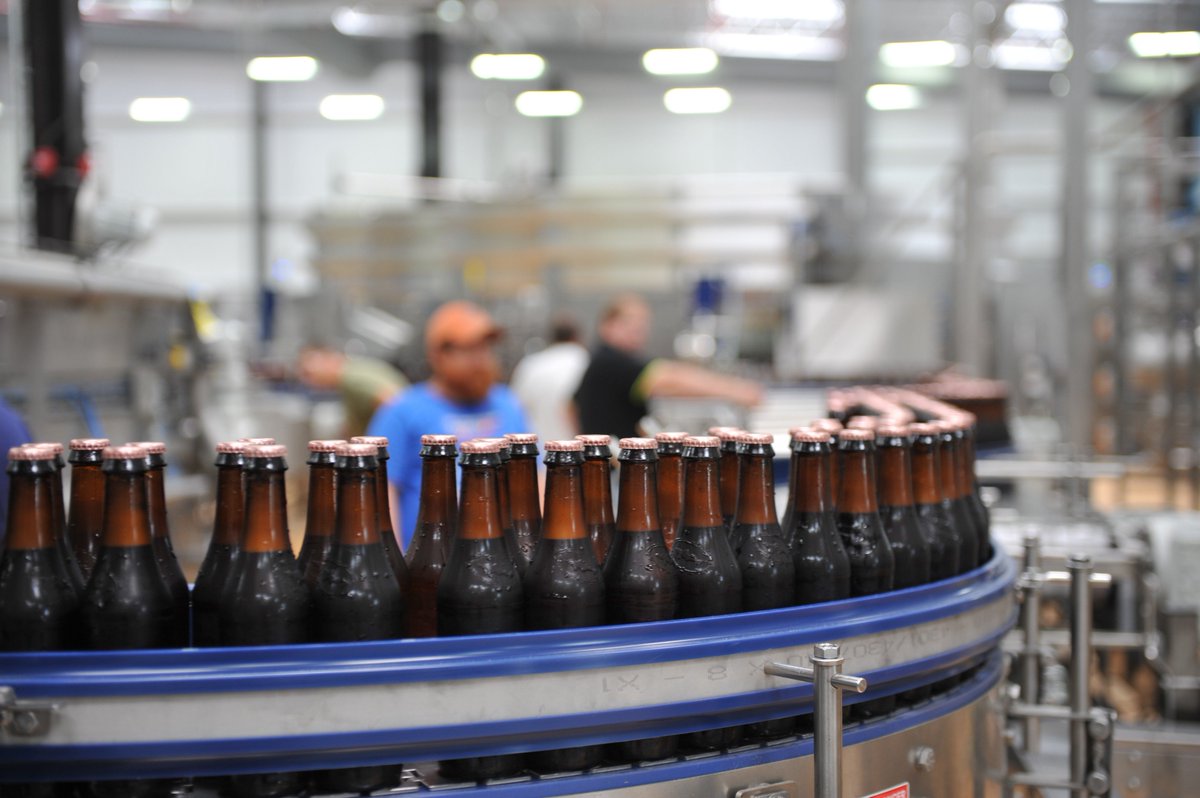 Ever wonder how our beer makes it from here to there? Between the three-tier system to supply and demand, beer distribution is a wild and tricky web, and we're breaking it all down right here: dogfish.com/blog/centered-… 🍻