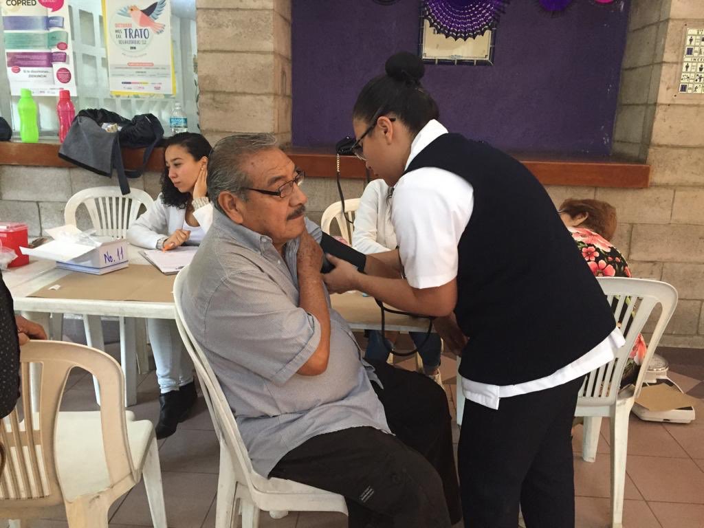 SEBIEN_cdmx's tweet photo. ¡Cuidamos tu salud!
En el marco del #JuevesDeDanzón, en el Jardín del Adulto Mayor, en Chapultepec, se aplican vacunas contra la Influenza a #PersonasMayores. https://t.co/2zDGXQplaD