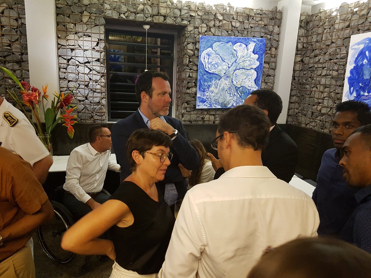 AnnickGirardin's tweet photo. À la rencontre des acteurs qui ont fait les #AssisesOM à #LaRéunion. Merci encore à tous les participants qui ont pris la parole durant cette grande consultation ! https://t.co/ZFGR44qdy8