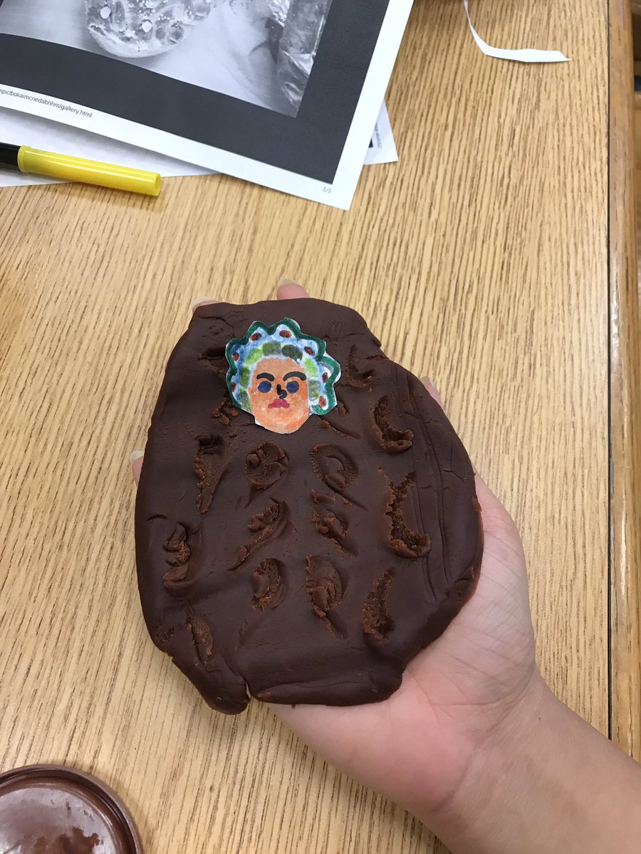 davis_profe's tweet photo. #diadelosdifuntos #peru #tantawawa #dhslibrary #project #clasedeespañol #estudiantescreativas https://t.co/TseSb0ml6A