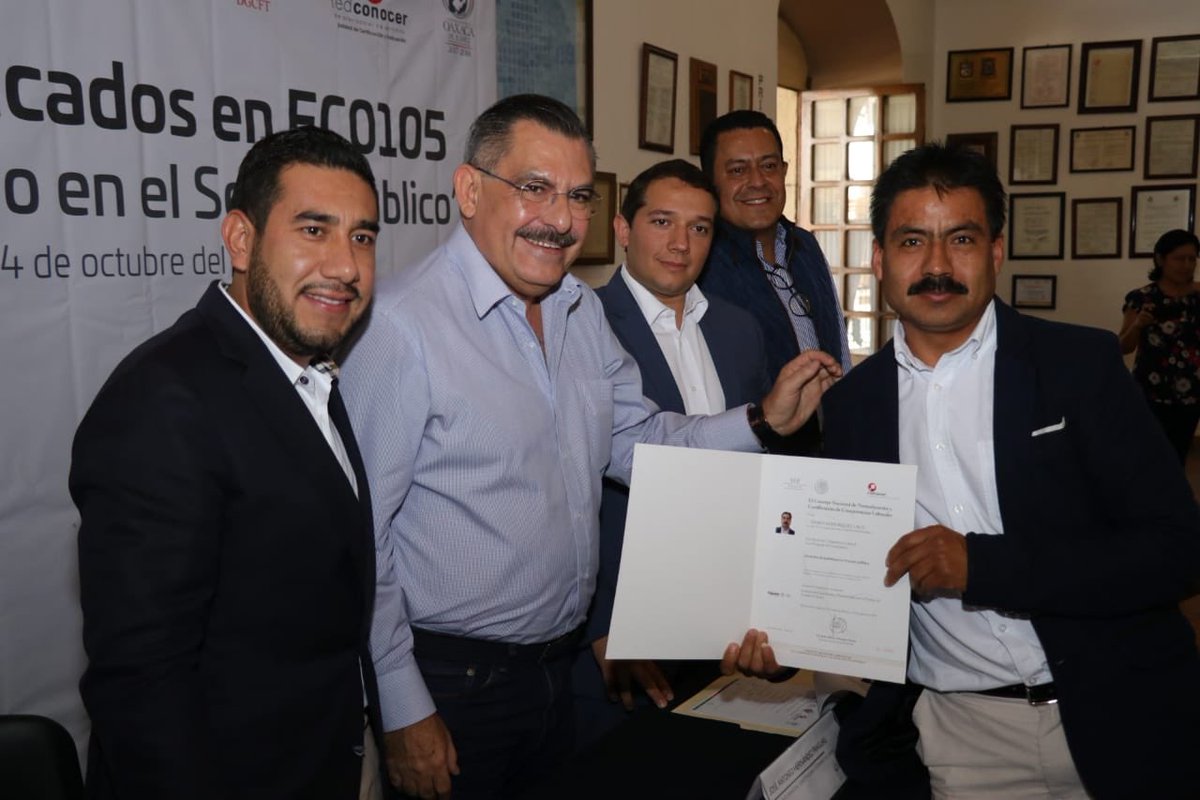 visionpolitica7's tweet photo. El @ICAPET_GobOax y @GobCdOax entregaron certificados a Agentes Mpales. y personal administrativo del Ayuntamiento en el estándar de “Atención al Ciudadano en el Sector Público”. #OaxacaModerno @alejandromurat @JAHFraguas @pacoangelm https://t.co/Hv8cDbYTGU