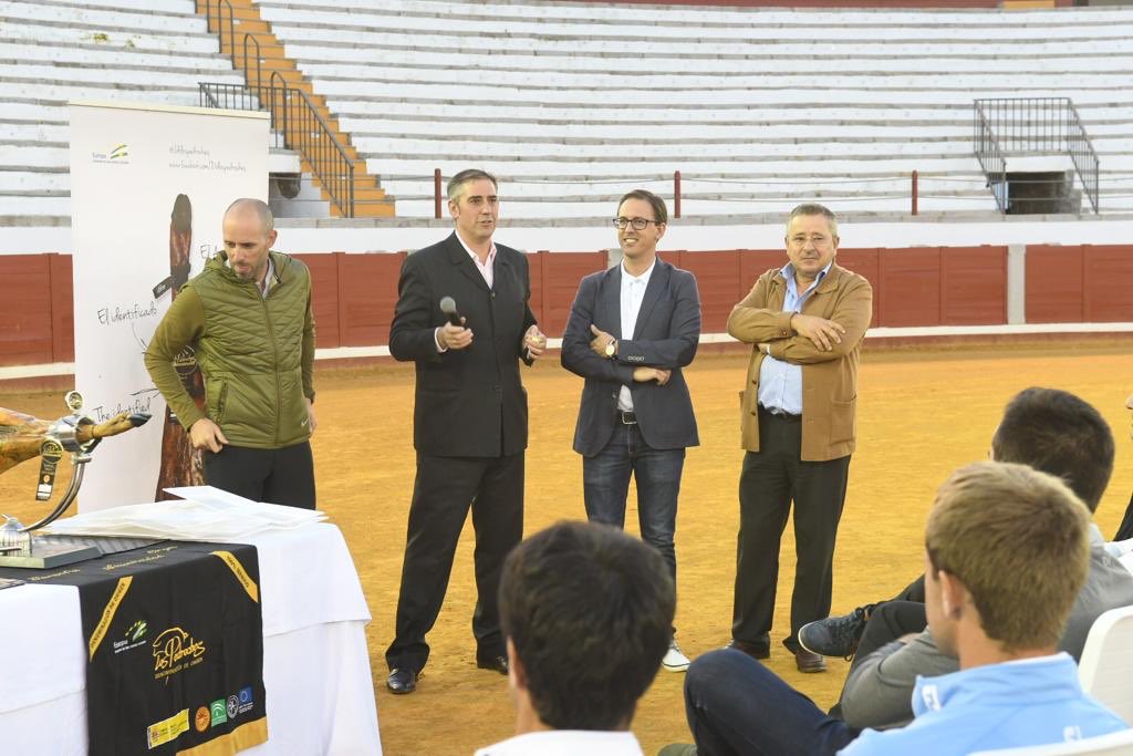 turismopozoblan's tweet photo. 🏌️‍♂️🐽 Y para terminar la jornada de hoy jueves, los jugadores profesionales de #golf están aprendiendo todos los secretos del #jamón ibérico de bellota de #LosPedroches de la mano de Clemente, cortador profesional de la @dolospedroches ¡Todo un lujo!

#PGA #SeveBallesteros https://t.co/6bEALBpopD