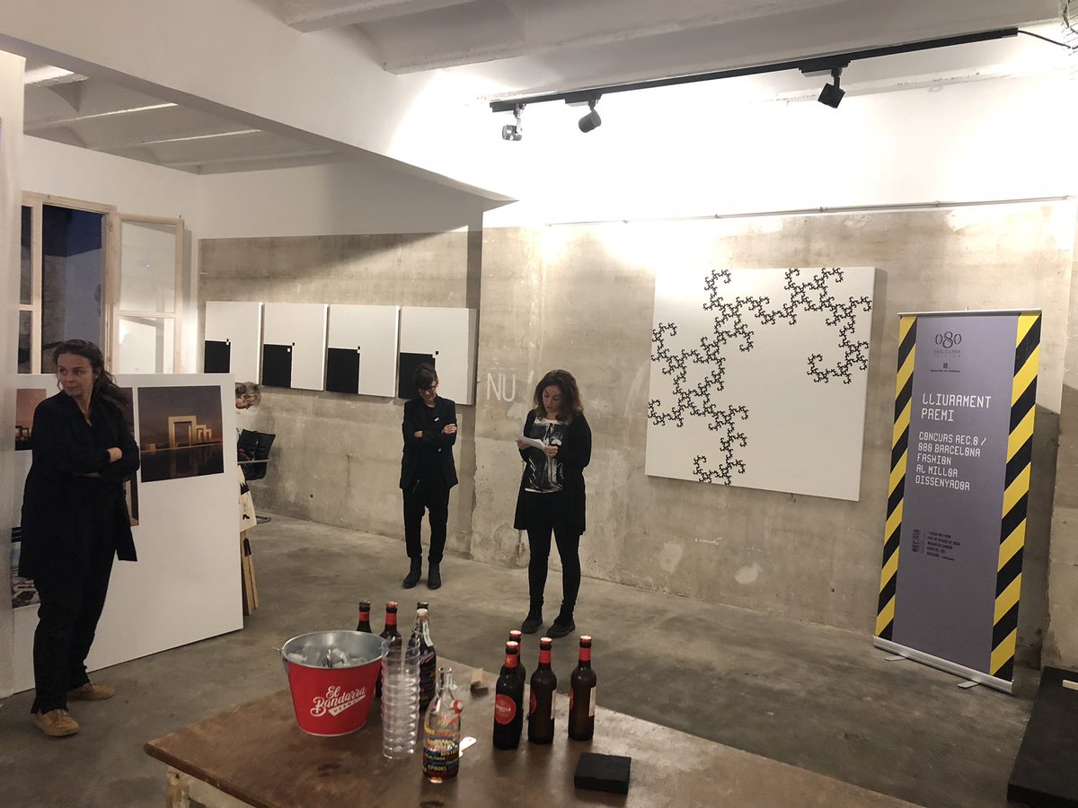 batechbcn's tweet photo. @RECstores @080_bcn_fashion @TxellMirasTw A #Nu02 amb la gent del @RECstores i gaudint del lliurament de premis @080bcnfashion al millor dissenyador.
#NousTalents #moda https://t.co/hJoV6CWOhp