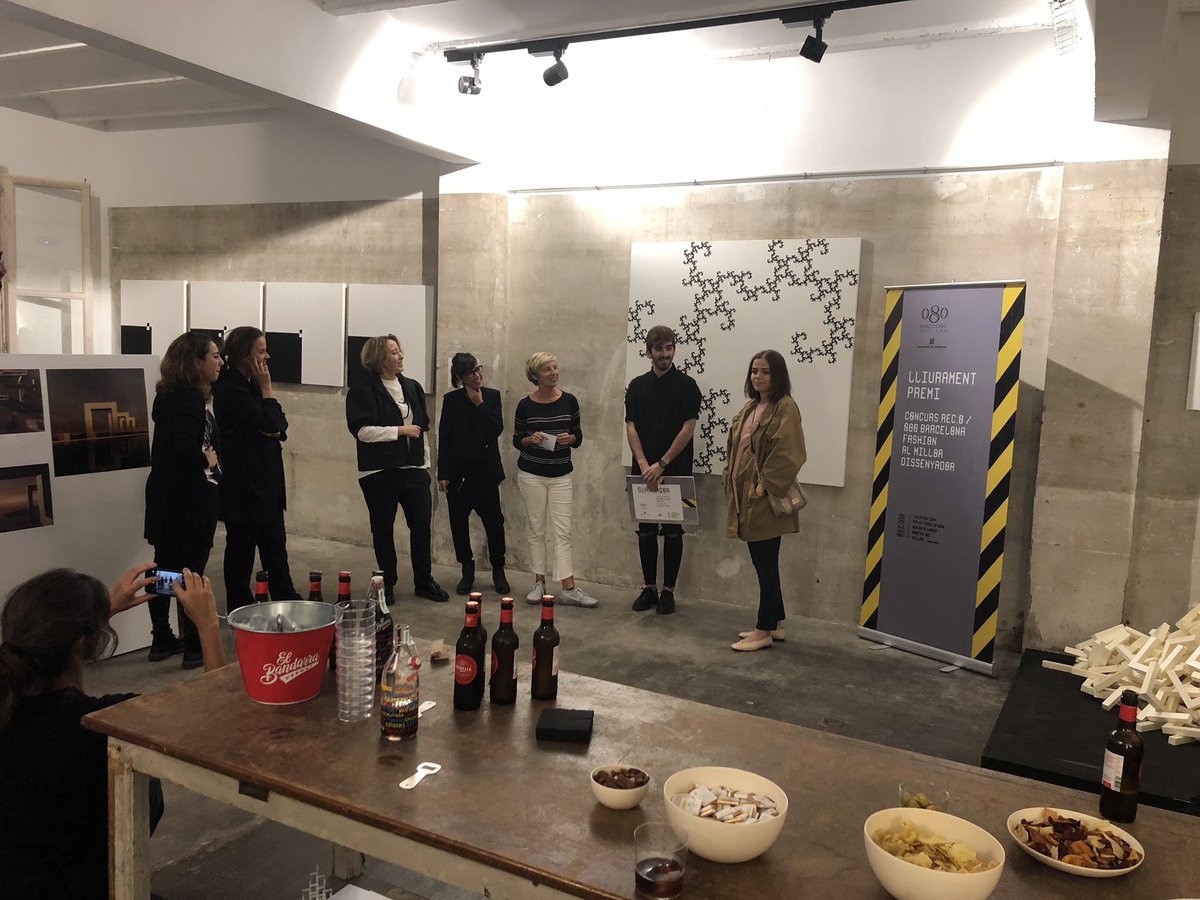 batechbcn's tweet photo. @RECstores @080_bcn_fashion @TxellMirasTw A #Nu02 amb la gent del @RECstores i gaudint del lliurament de premis @080bcnfashion al millor dissenyador.
#NousTalents #moda https://t.co/hJoV6CWOhp