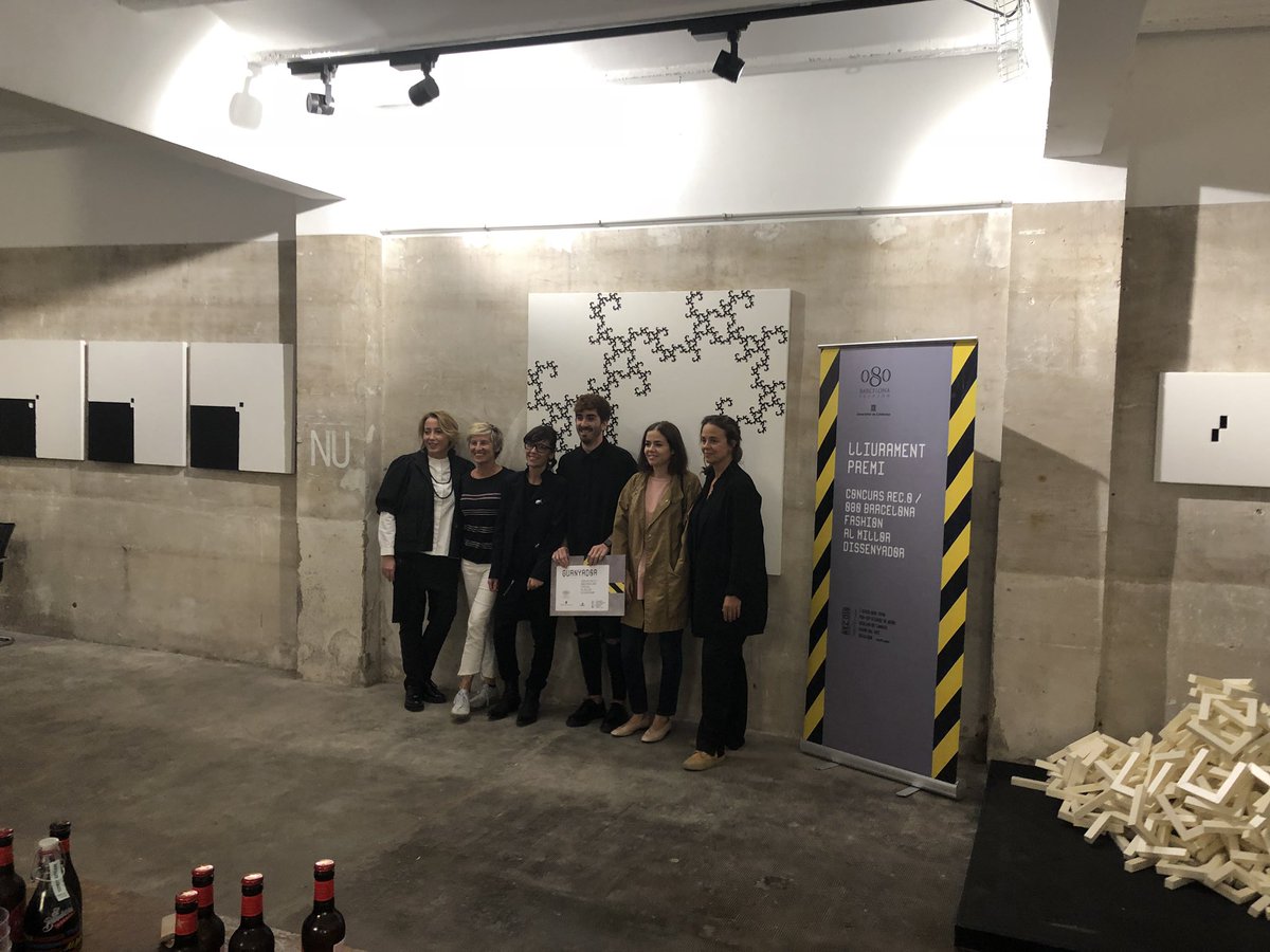 batechbcn's tweet photo. @RECstores @080_bcn_fashion @TxellMirasTw A #Nu02 amb la gent del @RECstores i gaudint del lliurament de premis @080bcnfashion al millor dissenyador.
#NousTalents #moda https://t.co/hJoV6CWOhp