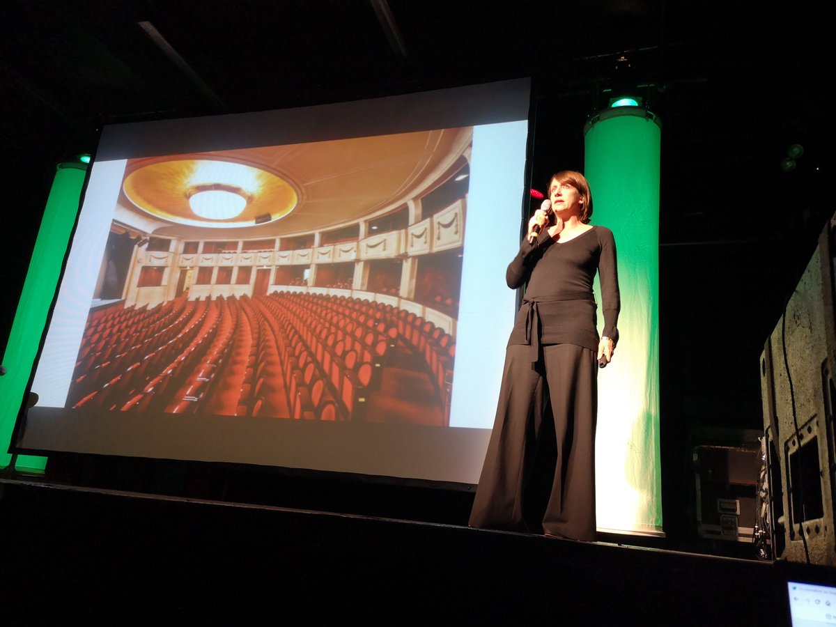 Als erste Journalistin ist <a href="/gabrielakeller/">gabriela keller</a> von der <a href="/berlinerzeitung/">Berliner Zeitung</a> auf unserer Bühne. Sie recherchierte zu Immobilienkäufen auf dem #Kudamm bis zur einstweiligen Verfügung. #JoSBerlin