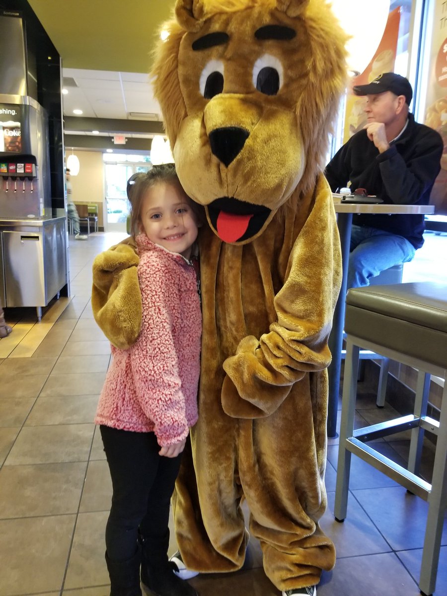ThayerK510's tweet photo. @PowhatanES spirit night at McDonalds!!! #wearepowhatan https://t.co/gFyKyfJV0y