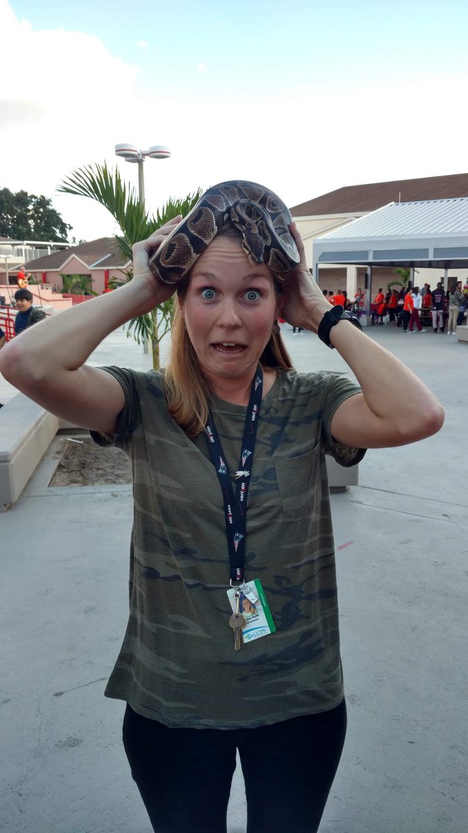 _MrsCurtsinger's tweet photo. Showing my students snakes are not scary 😂🐍💁🏼‍♀️ @IMS_Indians #imsscitribe #theresasnakeonmyhead https://t.co/sYhERUSBfI