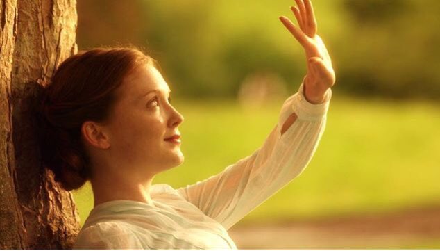 olivia_hallinan's tweet photo. TB thursday. #treeposingโ๏ธ https://t.co/cxPYCWDvb2