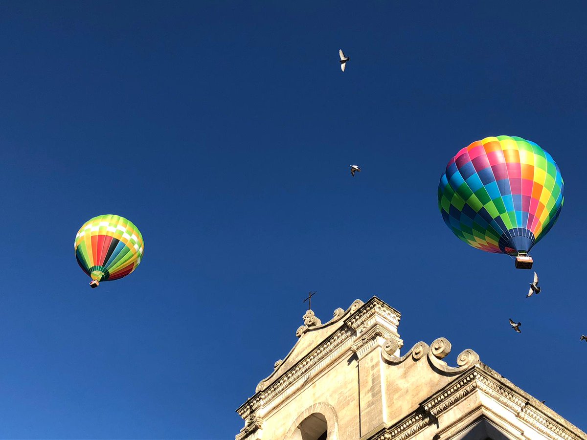 mongolfiereSIT's tweet photo. #BuyPuglia2018
Here we are with our #balloon over #GravinainPuglia #sky
#WeAreInPuglia #hotairballoon https://t.co/k8Qmsv0VSS