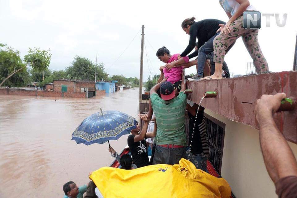 #Nayarit en #emergencia por desbordamiento del río #Acaponeta 
bit.ly/2D4ytJB
