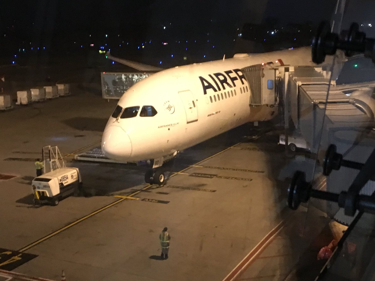 peytour13's tweet photo. Ready to leave Bogota #AF429 #Dreamliner #B787
Two routes proposed according to Weather chart, which would you choose ? The red or the green π€ ? #captaindecision https://t.co/MwIB3FkUxD