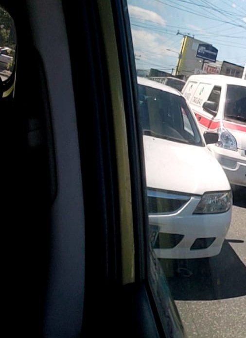 charlessv's tweet image. #AlertaSV tomar nota si anda por la zona del volcan y Merliot,  2 sujetos en mazda blanco intentando asaltar nos siguieron e intentaron atravesar el carro en repetidas ocasiones hasta el platillo, lamentablemente no se tomo la placa