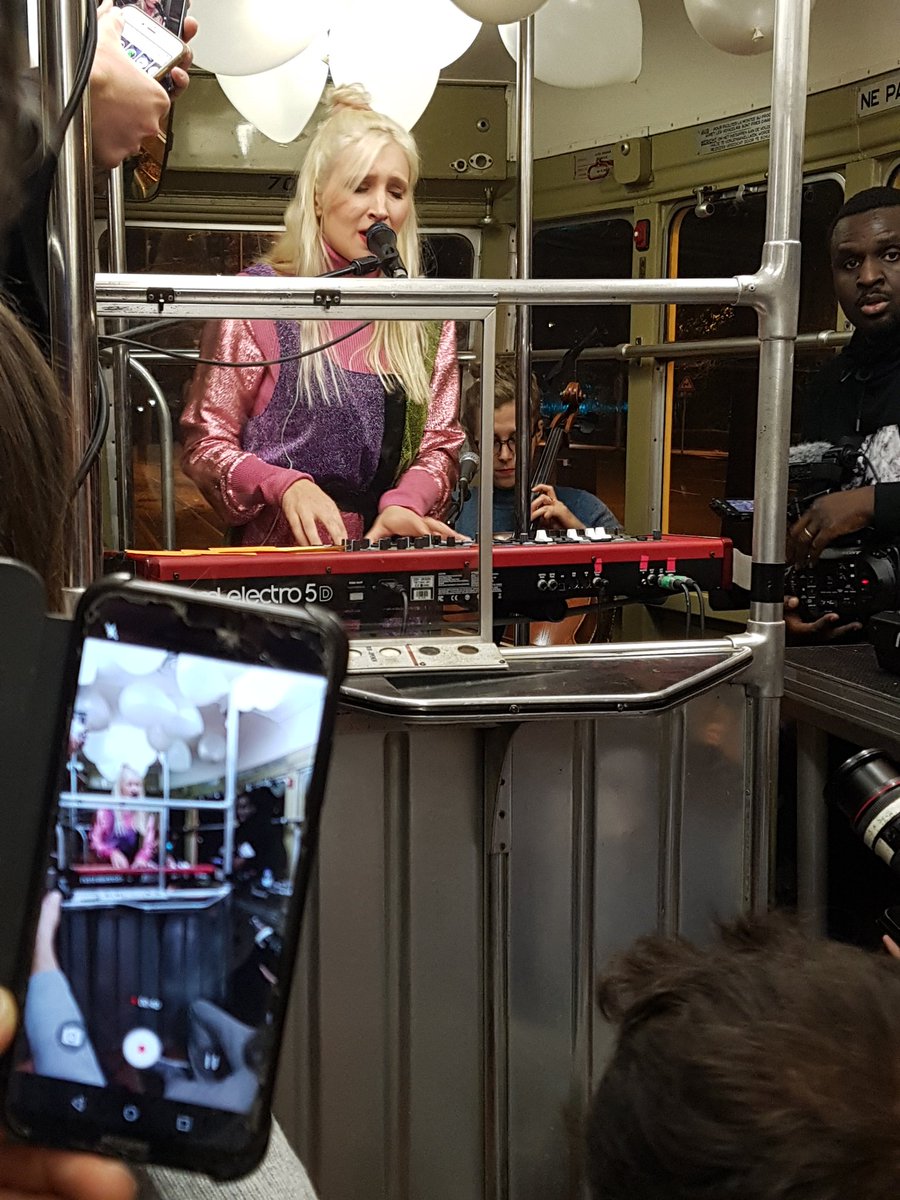 ZanchiCristina's tweet photo. Today @aliceontheroof is playing in a tram @STIBMIVB... and thanks the #Best4GNetwork of Orange we can share this amazing showcase! #PartoutAvecMoi #OveralMetMijMee #TourneeDeMalade https://t.co/tm7R8TdJHx