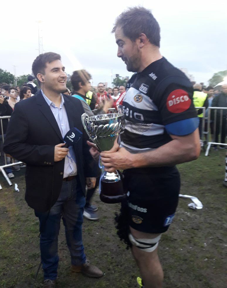 PabloAlonso84's tweet photo. Retratos del sábado. Transmisión para @DIRECTVSports, Final @UCRugby_Oficial entre @InfoTalaRc (campeón) y @CordobaAthletic. Gracias @viraraoz (foto con @marcoslobato11)   y @diegorvega. https://t.co/T98UcFqtTG