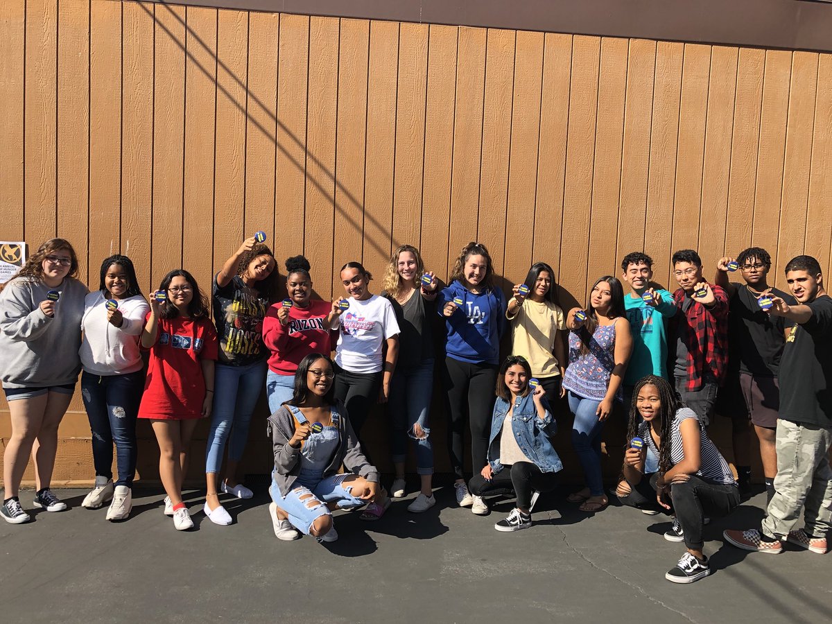 RIMSAVID's tweet photo. Etiwanda High School AVID Seniors are celebrating the college application process by wearing these “I applied to college” buttons and signing the I Applied banner. We are so proud of you and all your hard work! #RIMSAVID #sbcss_avid #ClickSubmit https://t.co/x2pZKRa3y1