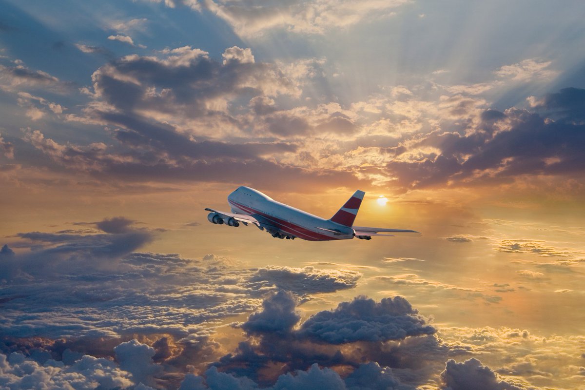 авиабилеты самолет. самолет из купюры. самолет в воздухе. летающий самолет деньги. летающие бумажные самолетики.