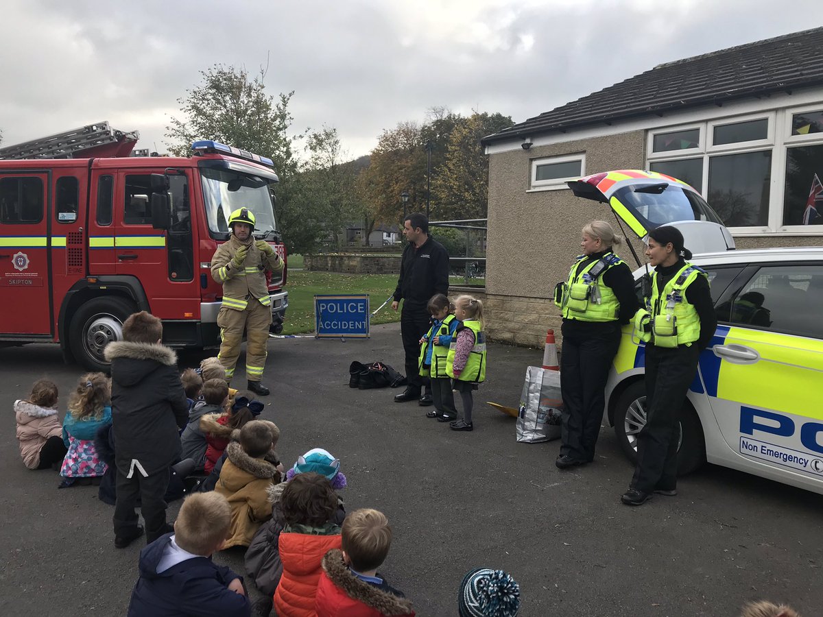 KC6610TINA's tweet photo. Sutton Park was the the venue for our school talks. Sirens galore! @Har_DistrictWM @NYFRS_Craven https://t.co/Qf8ZClMpF7