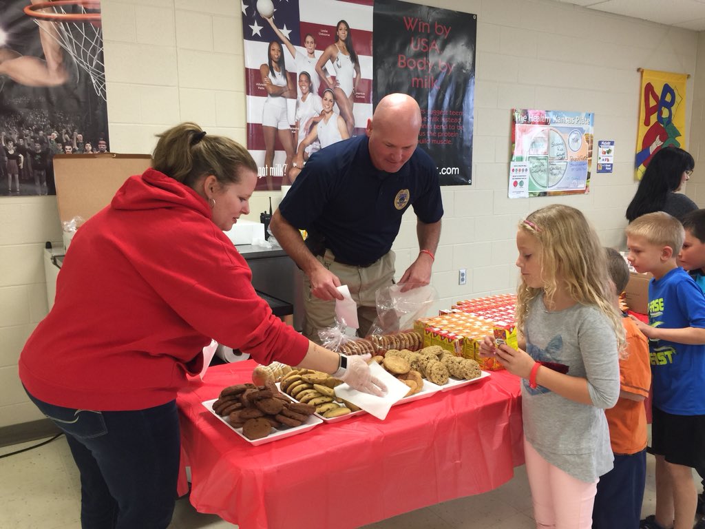 mrsdlaff3's tweet photo. Thanks to Hesston Police Department for helping @HESSwathers celebrate #RedRibbonWeek with cookies and punch! https://t.co/kwQwUBCCun