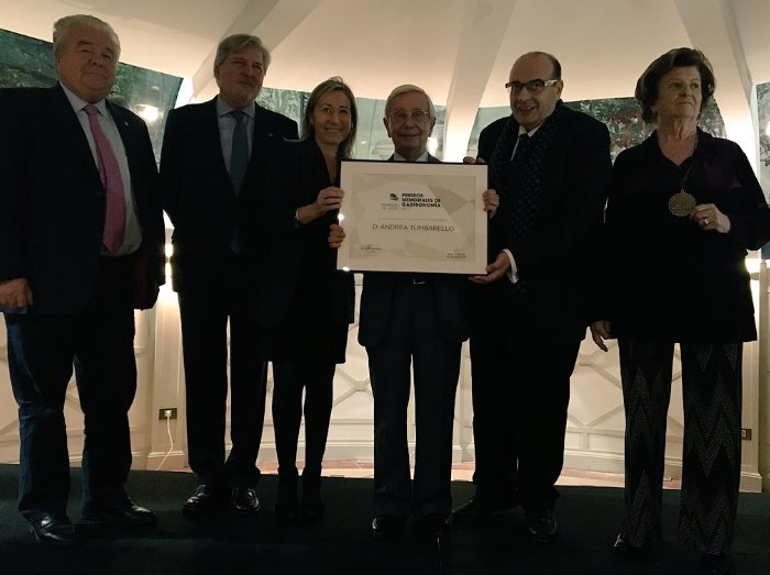 NHCollectionES's tweet photo. ¡Enhorabuena @ATumbarello! Merecidísimo reconocimiento por parte de @RAGinforma en los #PMG2017. Premio Marqués de Desio como Mejor Empresario de la restauración española. Un honor contar contigo en la familia #nhgastro https://t.co/AAWnxWX5mB