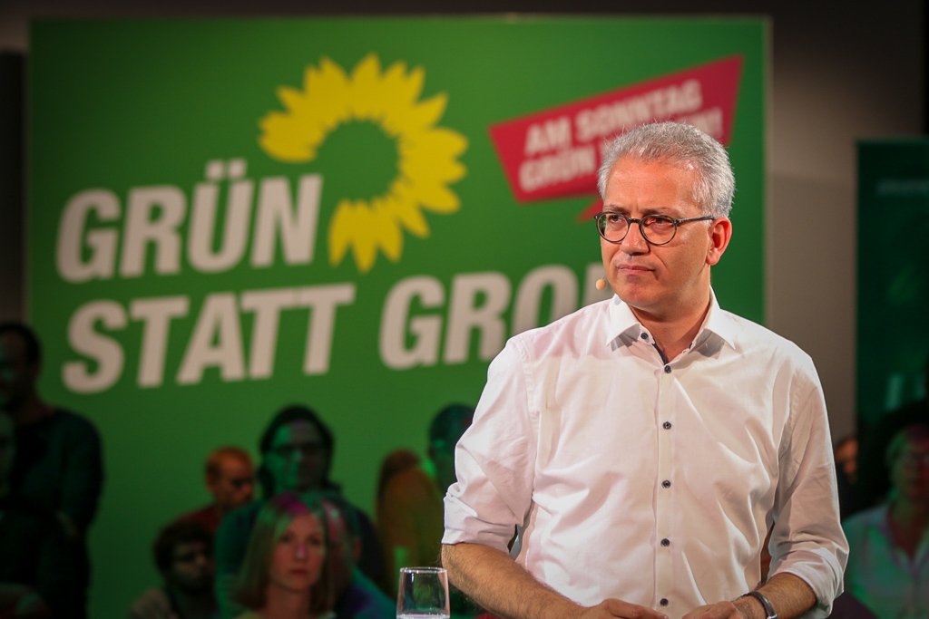gruenehessen's tweet photo. Wow! Riesenstimmung beim Wahlkampfhöhepunkt in #Frankfurt. Mit dieser Energie gehen wir in die letzten 72 Stunden bis zur Wahl. Für eine Politik mit #Vernunft statt Populismus am Sonntag #GRÜN wählen! #ltwHE https://t.co/IKIxsJHJIy
