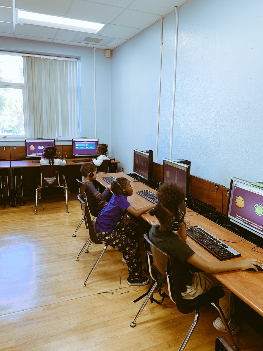 LockhartMagnet's tweet photo. Thank you at @DanLindsay82 from @EVERFIK12 for hosting STEMtober!! We had a blast with you today! #BeLockhartSmart #BuildingHeartsBuildingMinds #WeClimbTogether @AchievementSch @SDHCMagnet https://t.co/O9D9ZNckJ2