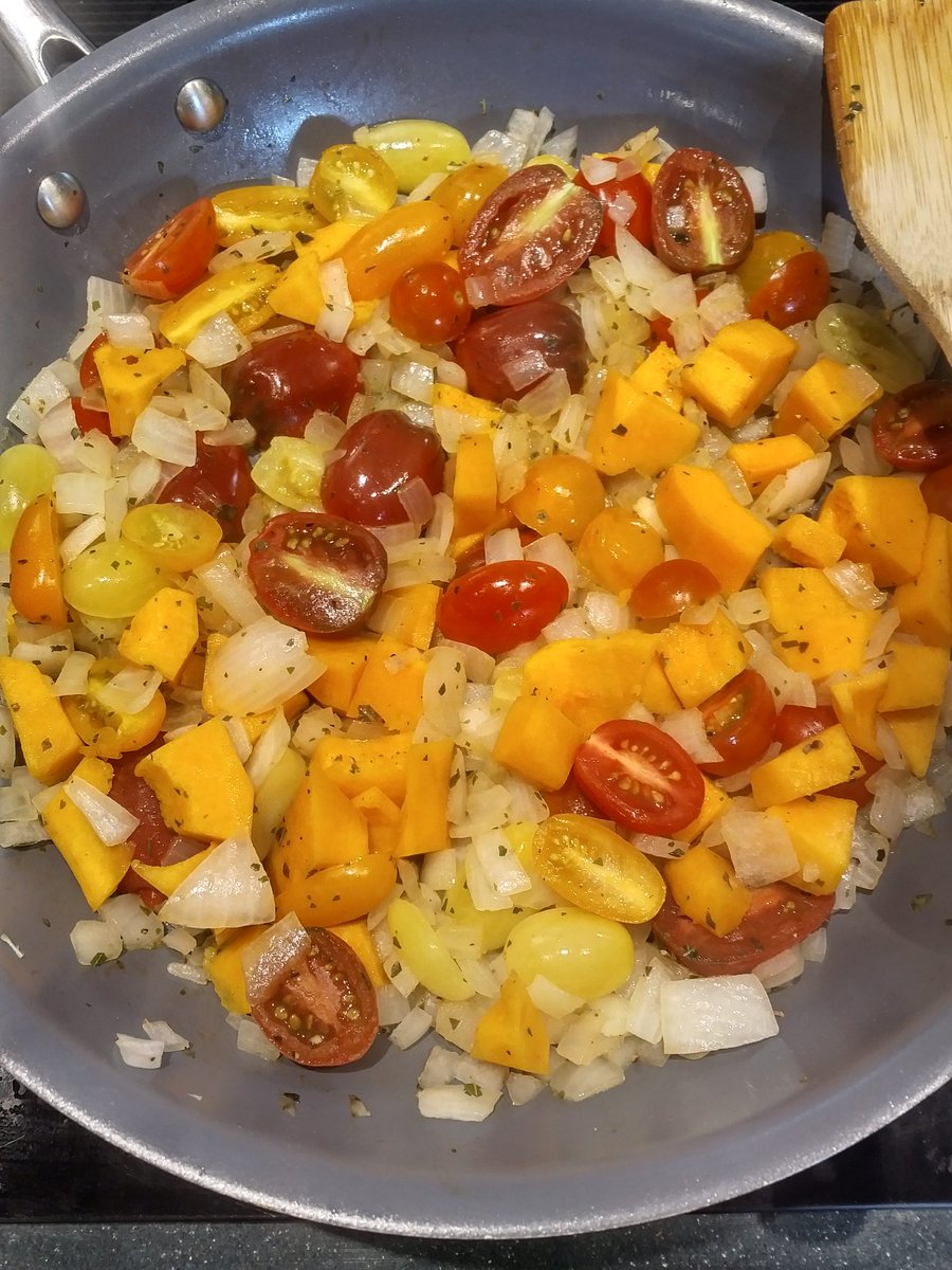 woodywigmore's tweet image. Autumn colours in the kitchen!
The aroma from the cherry tomatoes is incredible.
Going to add more butternut squash and spinach. 
Maybe chicken or chickpeas.
Num, num!
#comfortfood
#coolautumndays
#getinthekitchen