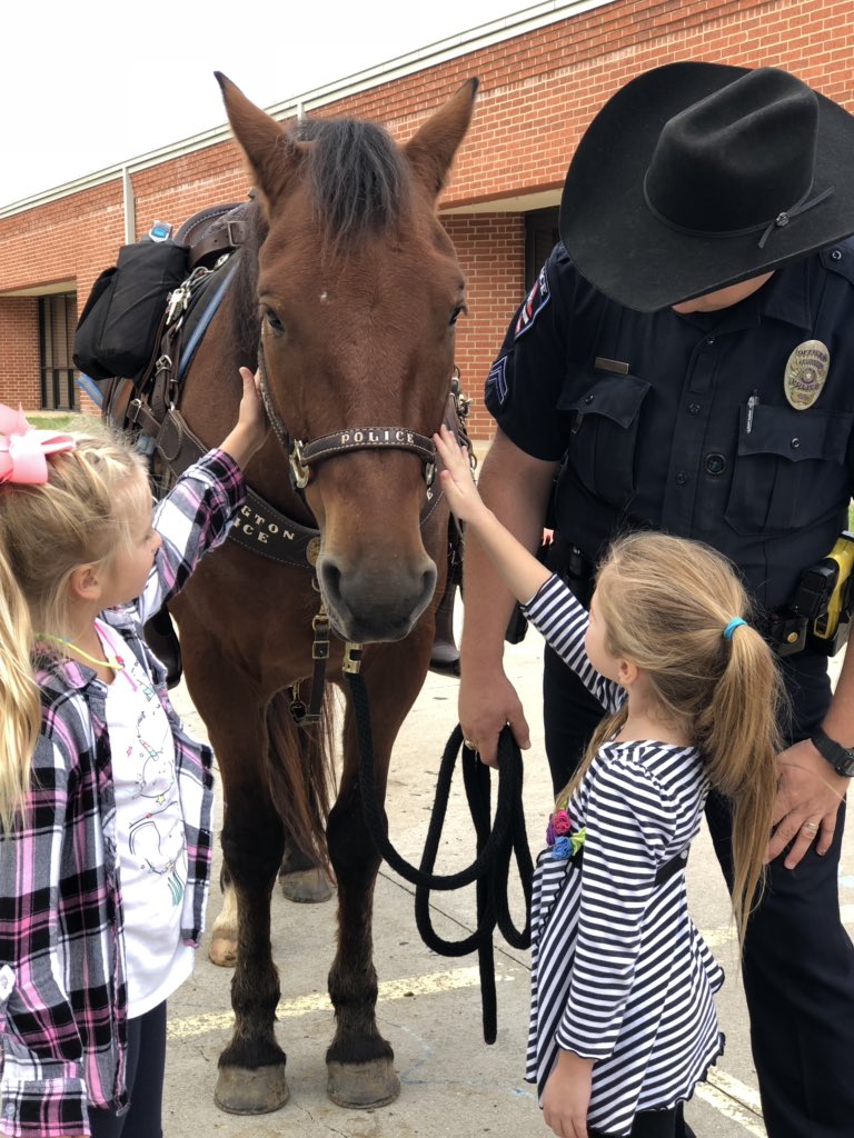 AMaresAISD's tweet photo. Career day fun @CoreyFADL @ArlingtonPD @AISDCounselors @ArlingtonChief https://t.co/4vE2hRHjEz