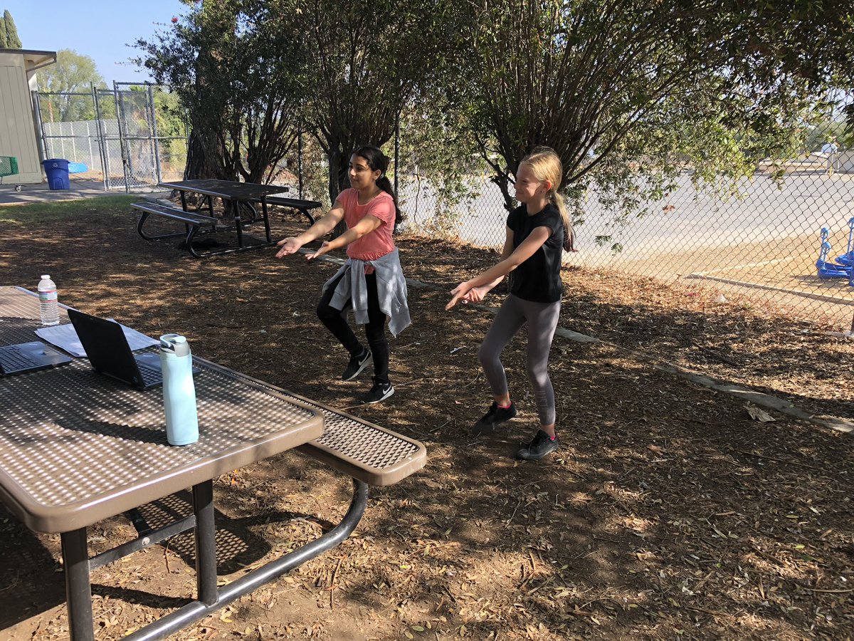 MrsMalloryFH's tweet photo. Making the connection to #CVWoW and the Arts. Students are dance captains and interviewers (social), and set and logo designers (artistic). #fhwow #careersinart https://t.co/G3lch5b6W5