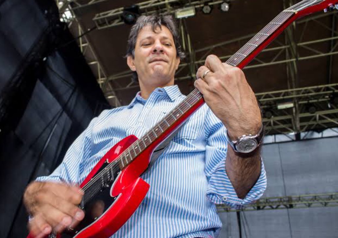 seventrying's tweet photo. fernando haddad
formado em direito pela usp
mestrado em economia
doutorado em filosofia
é professor de teoria política na usp
foi ministro
foi prefeito
fez o prouni
toca guitarra e violão
anda de bike na ciclovia que ele fez
vai trabalhar de busão
curte umas birinights https://t.co/38WsdftwZH