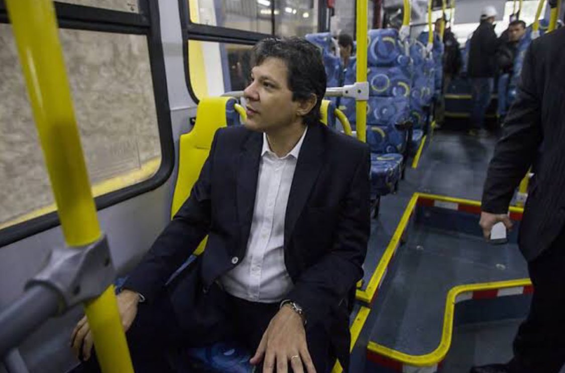 seventrying's tweet photo. fernando haddad
formado em direito pela usp
mestrado em economia
doutorado em filosofia
é professor de teoria política na usp
foi ministro
foi prefeito
fez o prouni
toca guitarra e violão
anda de bike na ciclovia que ele fez
vai trabalhar de busão
curte umas birinights https://t.co/38WsdftwZH