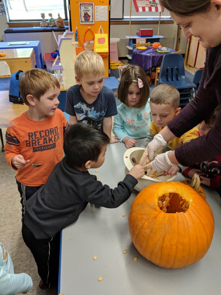 jennyk2295's tweet photo. Pumpkin exploration today! <3 #littlelancerspreschool #jcsisthebest https://t.co/8jj5sikV5E