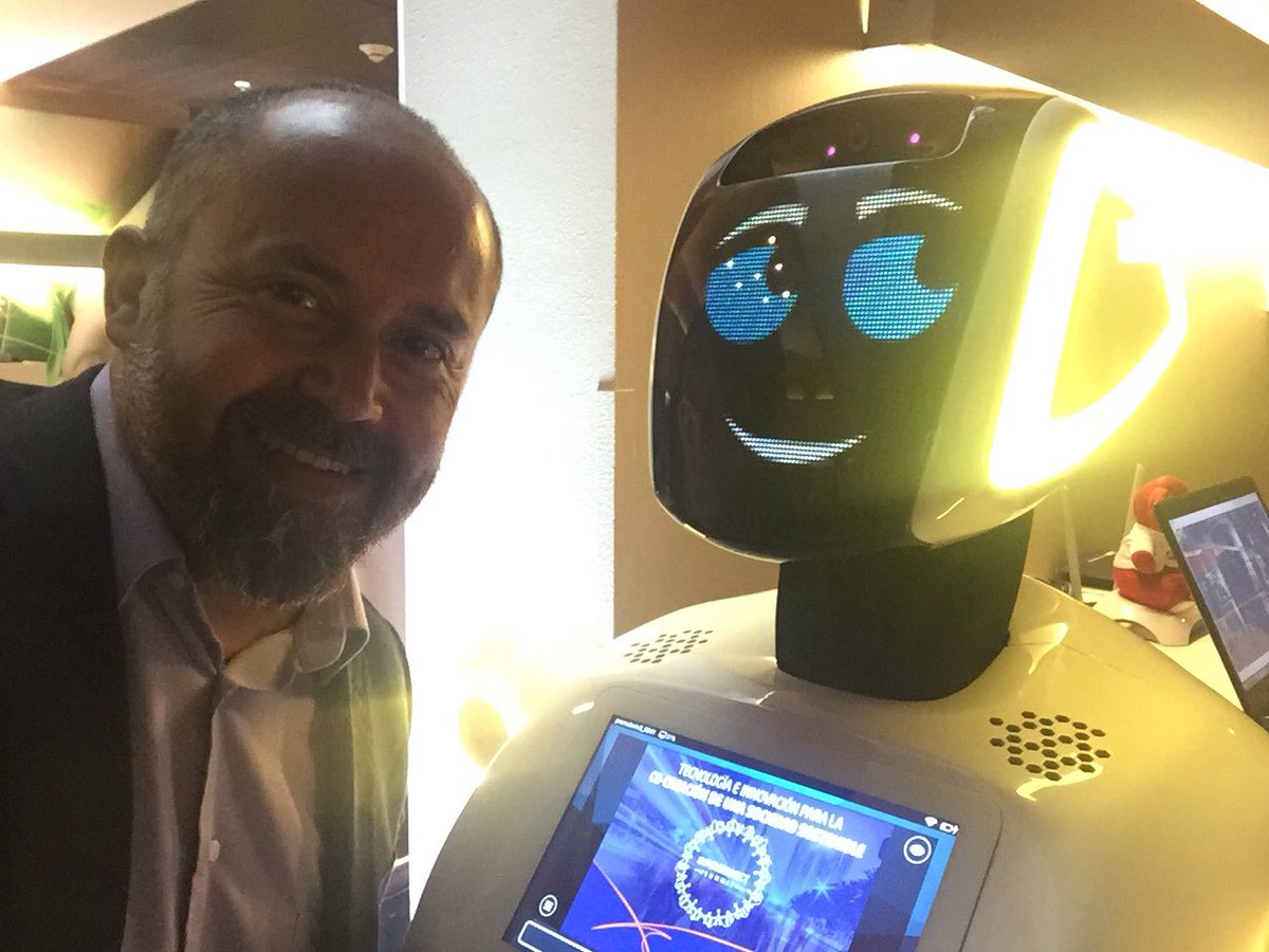 ciberviviente's tweet photo. Nunca pongas a un hombre a hacer el trabajo de una máquina... por adorable que parezca, la máquina. Ciber y Mr. Roboto, domo arigato #interconnectsummit #necchile https://t.co/jsF0cDtvRU