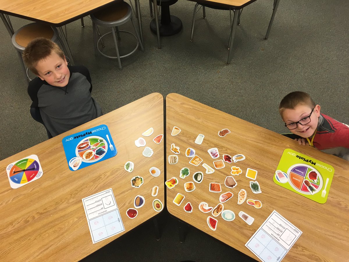 TomlinsonMary14's tweet image. We are making #healthychoices for #vvredribbonweek! We filled our plates with healthy foods! #categorizing #myplateishealthy #bestyearyet #enjoytheview #secondtonone