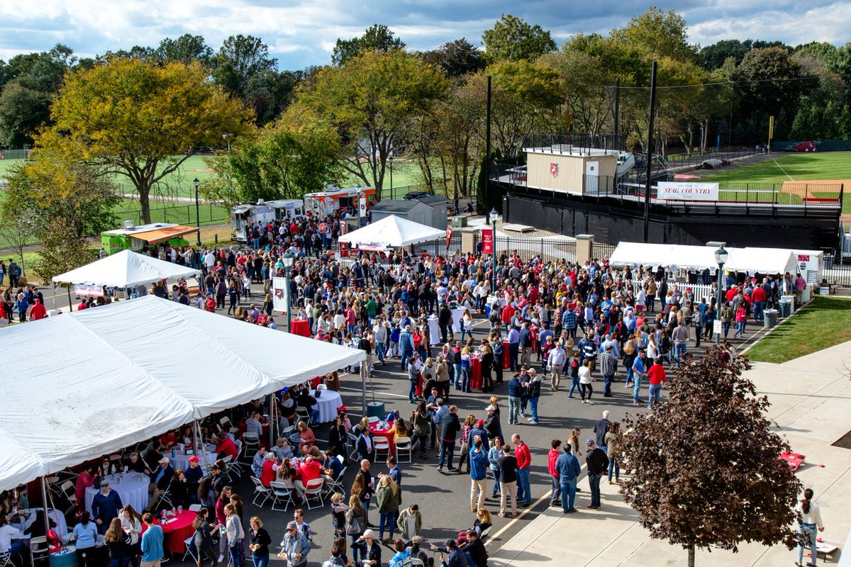 FairfieldU's tweet photo. This #TBT, let's remember the weekend. Whether you're an alumnus, parent, or students who fills us with Stag Pride, you helped make #AFW18 a celebration of our #JesuitEducated tradition that we'll never forget. #OnceAStagAlwaysAStag #FairfieldU 🤘 🦌 ❤️ https://t.co/8EWNPiCz2N