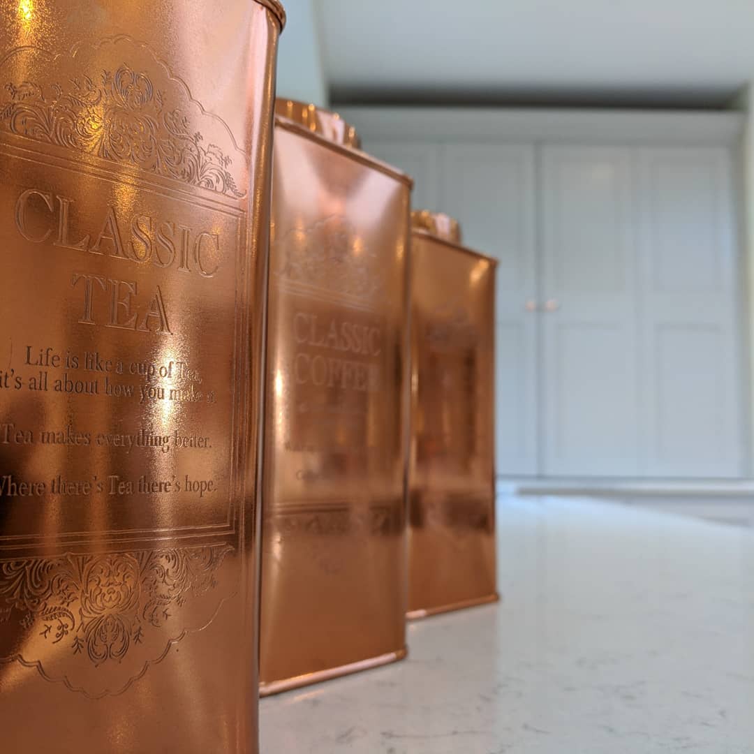 neilpendleton77's tweet photo. A wonderful Marcus Paul kitchen I hand painted using @farrowandball estate eggshell
Complemented perfectly with bright copper handles &amp; accessories!
#handmade #bespoke #kitchendesign #kitchen #paint #handpainted https://t.co/hdrsKAKiYn