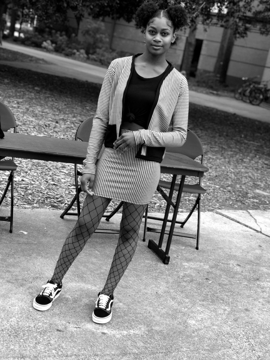 MonjourMonique's tweet photo. Couldn’t sleep last night so I made this outfit 🤗🖤 #MonjourDesigns https://t.co/OuWDBhNwLC