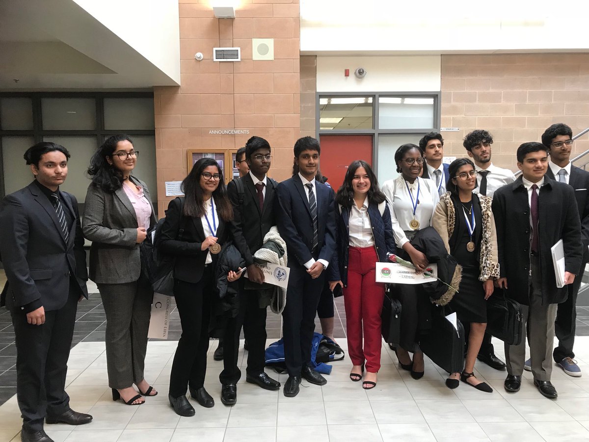 LynnShire1's tweet photo. Some of our Model UN returning with bling!  Apparently there is a trophy too. 🏆 Great work ⁦@hmbssmun⁩ ⁦@HMBSSBlizzards⁩ ⁦⁦@PeelSchools⁩ https://t.co/6aPfbQJf7Q