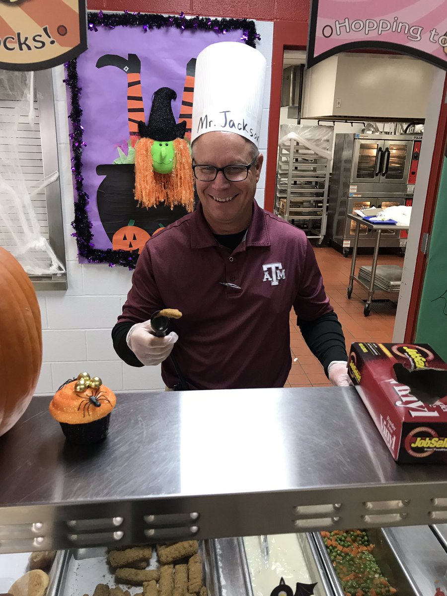 BISDFoodservice's tweet photo. A huge thank you to all of our BISD principals for helping serve our students lunch for National School Lun Week! @BanderaISD https://t.co/qWD9zUuarL