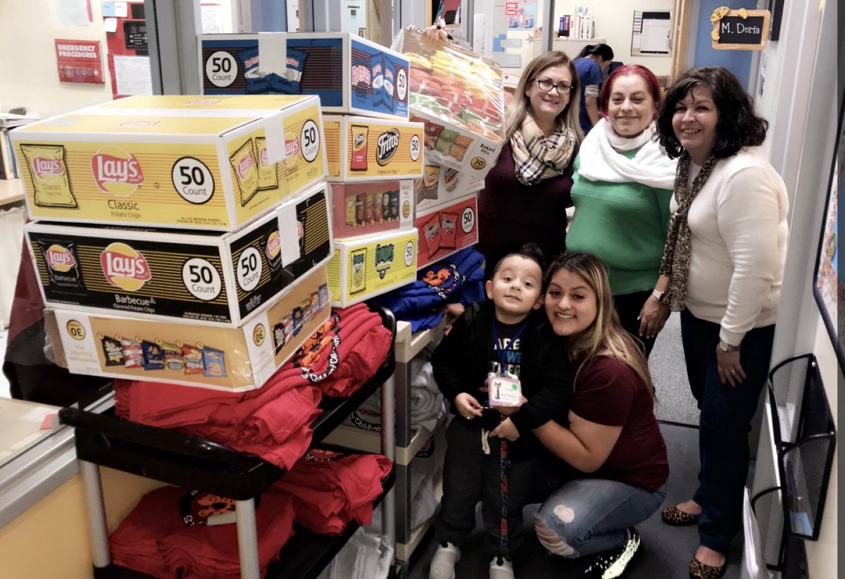 KIkaMorales's tweet photo. So excited!! Thank you to Martin and his mommy @Mirella62878027 from @valreneau4 class who donated a bag of chips to every student for the Trunk o’ Treat event. That’s very sweet and we are so grateful! Thank you Mommy ❤️ #PTOparents #FariasProud @FARIASECC @mnevarezsolis https://t.co/q1DH3LCKBG