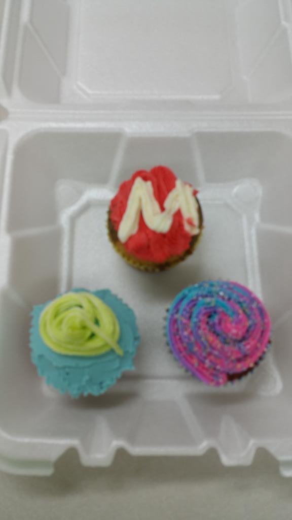 Ms_Kambix's tweet photo. Friendly competition in FCS with the 1st round of cupcake wars! #sennettshines https://t.co/uwvR0tHwfo