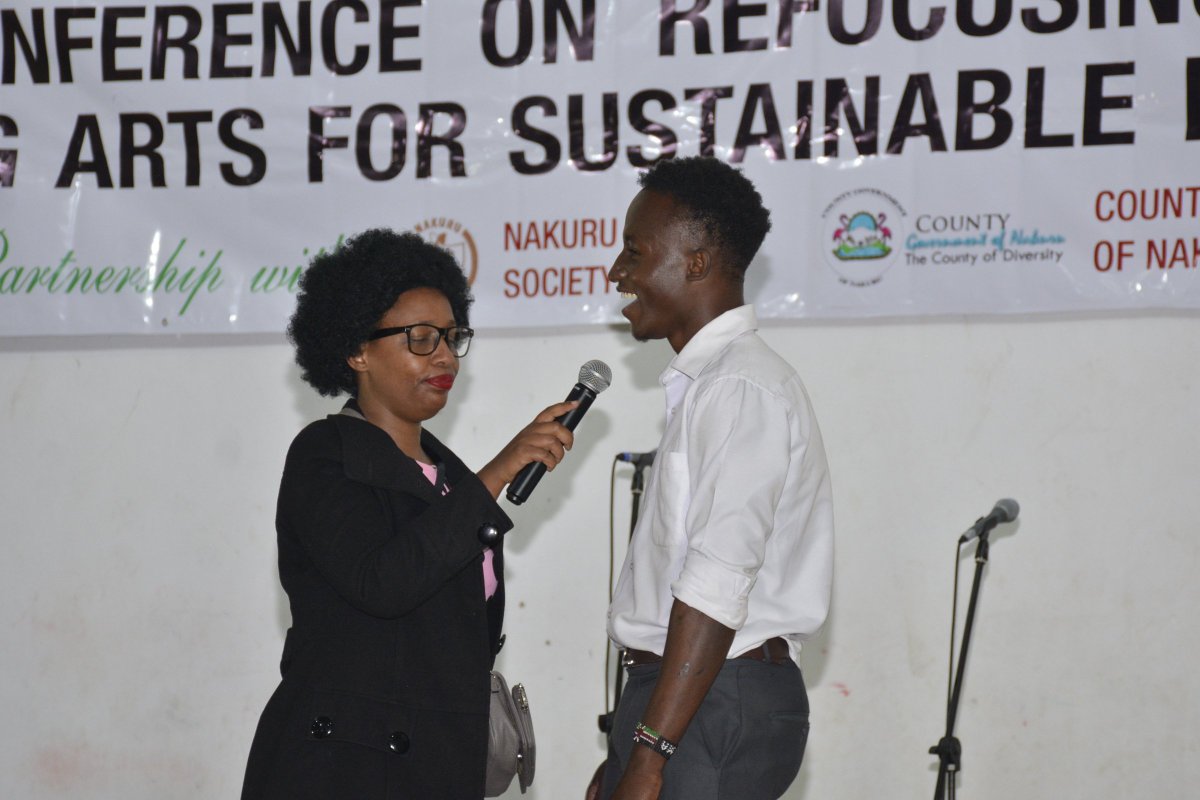 joyphoebe300's tweet photo. #8thinternationalconferencekabu
#performingarts
 Teacher Wanjiku receives her artistic gift from Philip Yauma
@TeacherWanjiku https://t.co/mrT7I5E3cC
