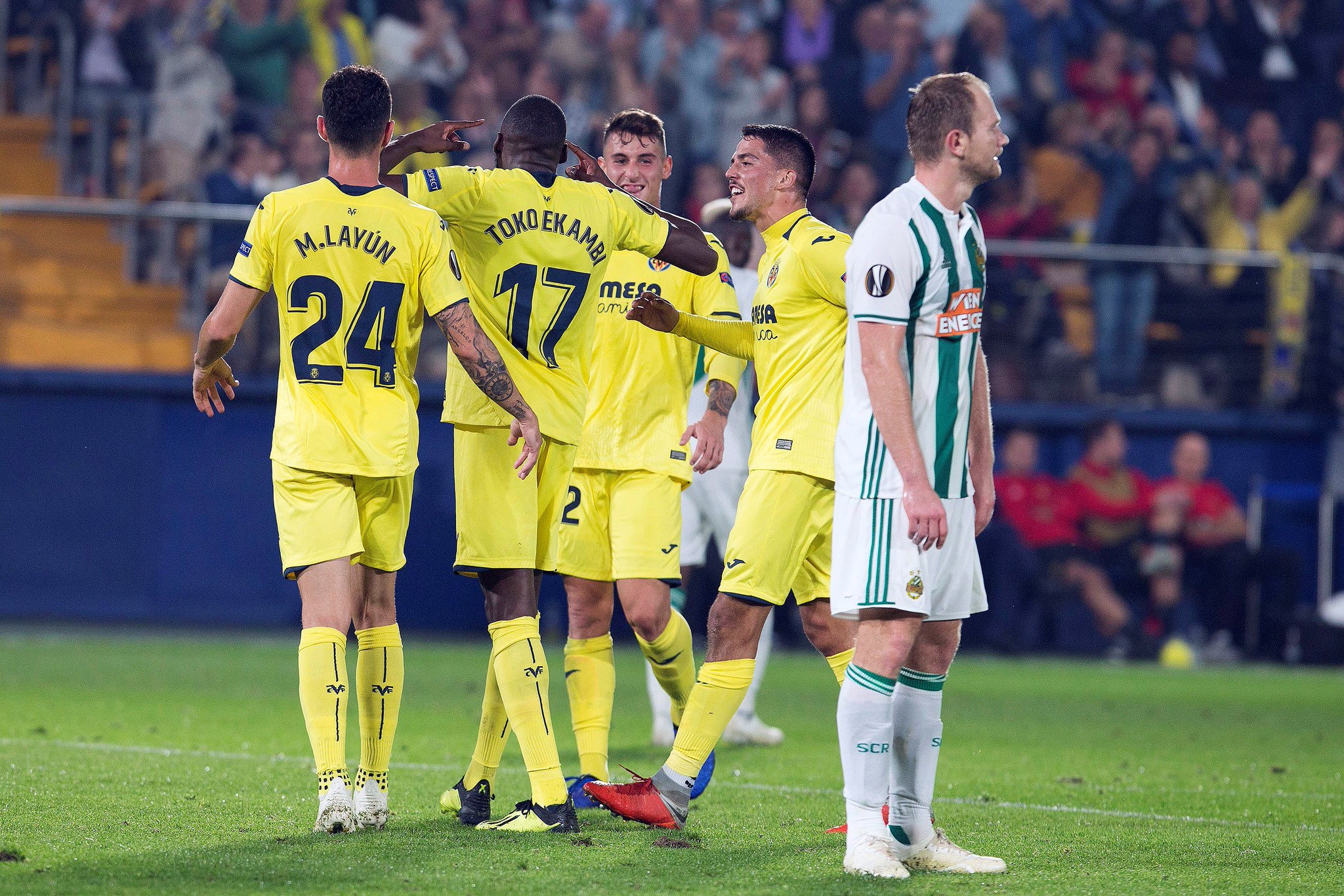 Los jugadores del Villarreal celebran uno de los goles de Ekambi.