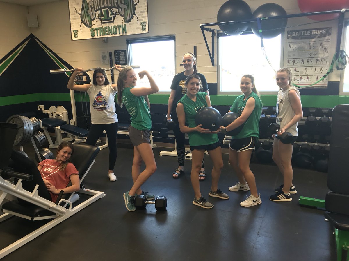 TR_GBBall's tweet photo. Getting stronger everyday during preseason 💪🏽#FlexOnEm #MoreWeights #RidgeGBB #LikeAGirl https://t.co/F4EOWBbv6b